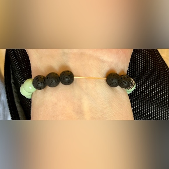 Black lava & glass bead elastic bracelet - Picture 10 of 10